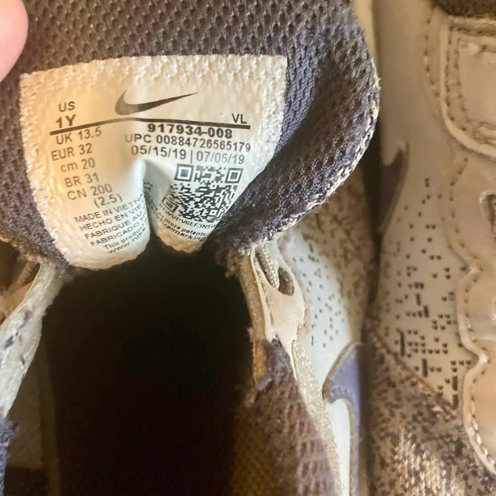 Kids Nike Sneakers Size 1 - Picture 2 of 5